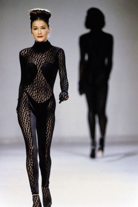 Alaia 80s, Gemini Mood, Mugler Fashion, Fashion 1990s, Azzedine Alaïa, Modern Texture, Glitter Fashion, 90s Runway Fashion, Carla Bruni