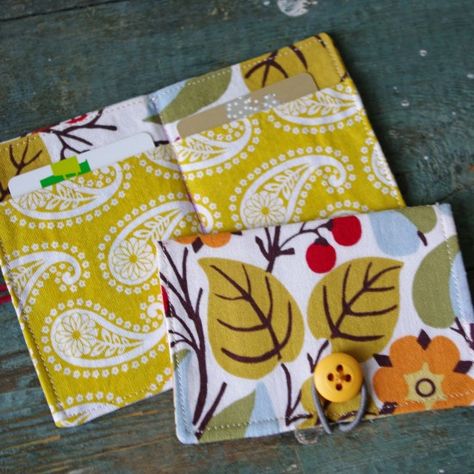 DIY Business Card Holder - 13 DIY Business Card Holders - patterns and templates Card Wallet Tutorial, Tas Mini, Purl Bee, Wallet Tutorial, Diy Business Cards, Diy Wallet, Fabric Wallet, Fashion Merchandising, Costura Diy