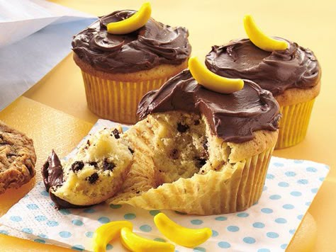 banana chocolate cupcakes Chocolate Chip Cupcakes Recipe, Pink Lemonade Cupcakes, Banana Cakes, Chocolate Deserts, Lemonade Cupcakes, Chocolate Chip Cupcakes, Curious George Party, Pillsbury Recipes, Banana Cupcakes