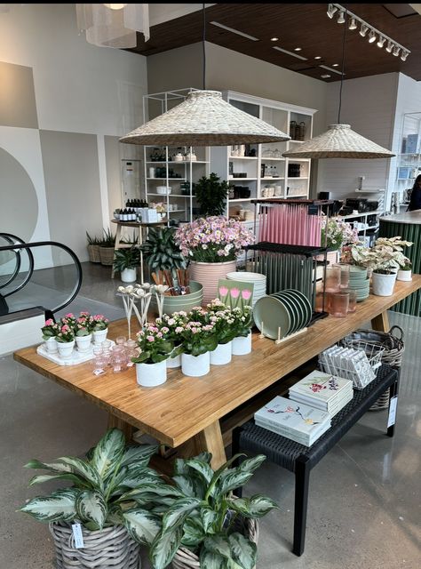 Floral Shop Ideas, Florist Shop Interior, Gift Shop Interiors, Flower Shop Interiors, Florist Studio, Flower Shop Design, Flowers Shop, Flower Store, Florist Shop