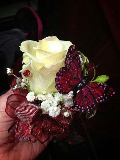 Corsage With Butterfly, Butterfly Corsage, Prom Flowers Corsage, Dance Flowers, Corsage Ideas, Luxury Flower Bouquets, Vintage Lace Weddings, Prom 2023, Corsage And Boutonniere