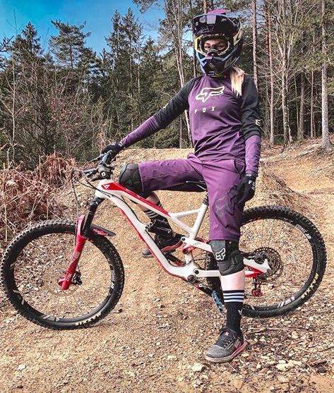 Women Who Mountain Bike Are Bad Ass Mountain Biking Outfit, Mtb Girl, Mountain Biking Women, Mountain Bike Jerseys, Womens Cycling Clothes, Biking Outfit, Women's Uniforms, Bicycle Girl, Bikes Girl