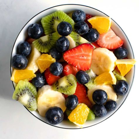 Make this colorful vegan fruit salad for a delicious summer snack, BBQ, potluck or even breakfast! It’s so easy and good for you. Vegan Fruit Salad, Bbq Potluck, Diet Meals, Vegan Yogurt, Raw Diet, Summer Snacks, Vegan Banana, Fruit In Season, Raw Food