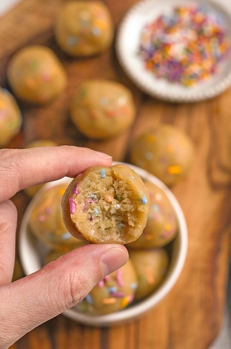 Paleo Vegan Birthday Cake Bites - Real Food with Jessica Paleo Birthday Cake, Paleo Recipes Snacks, Paleo Kids, Vegan Birthday, Paleo Cake, Vegan Birthday Cake, Best Paleo Recipes, Paleo Recipes Dessert, Cake Bites