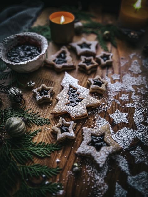 Linzer tart cookies blend buttery, nutty shortbread goodness perfectly with vibrant but sweet jam and are dusted with powdered sugar. Linzer Tart Cookies, Tart Cookies, Linzer Tart, Sweety Pie, Linzer Cookies Recipe, Linzer Cookies, Seal Design, Sweetie Pie, Cookie Recipe