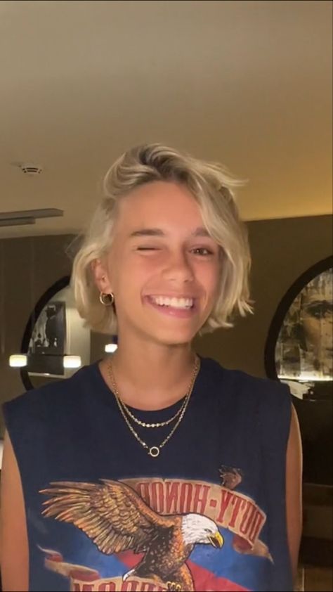 Lesbian Short Hair, Granola Girl Hair, Surfer Girl Hair, Lesbian Hair, Lesbian Haircut, Lena Mantler, Medium Length Blonde Hair, Surfer Hair, Lesbian Outfits