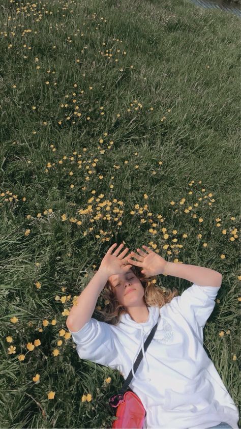 Lying Down In Grass Aesthetic, Laying In Wildflowers, Poses For Pictures Instagram Laying Down, Person Laying On Grass Drawing, Lawn Photoshoot Ideas, Lying In Grass Aesthetic, Person Laying In Flower Field, Lying In Grass Reference, Laying On The Grass Aesthetic