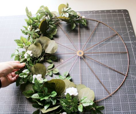 Bike Wheel Wreath: How to Make a Gorgeous Floral Wreath Wheel Wreath Ideas, Bike Wheel Wreath, Wheel Wreath, Tea Towels Diy, Bicycle Spokes, Wreath Rings, Free Wall Art, Door Wreaths Diy, How To Make Stencils