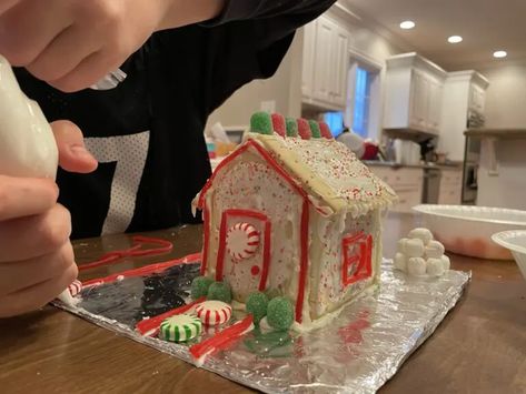 Make Pop Tart Gingerbread Houses - Louisville Family Fun Poptart Houses Christmas, Poptart Gingerbread House, Poptart Gingerbread Houses, Pop Tart Gingerbread House, Gingerbread House Ideas, Easy Icing, How To Make Gingerbread, Dinner Mints, Butter Mints