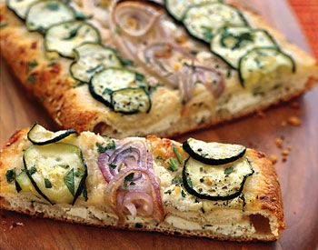 Zucchini and Red Onion Flatbread Chicken Quesidilla, Onion Flatbread, Onion Appetizers, Zucchini Zoodles, Recipes Cheese, Cheesy Zucchini, Herb Cheese, Recipes Beef, Flatbread Recipes