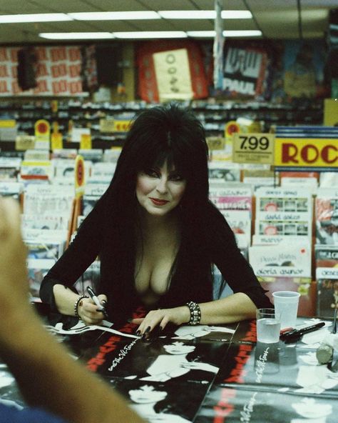 Elvira Movies, Cassandra Peterson, Elvira Mistress Of The Dark, Dark Pictures, Spooky Vibes, Vintage Horror, B Movie, Dark Beauty, Cultura Pop