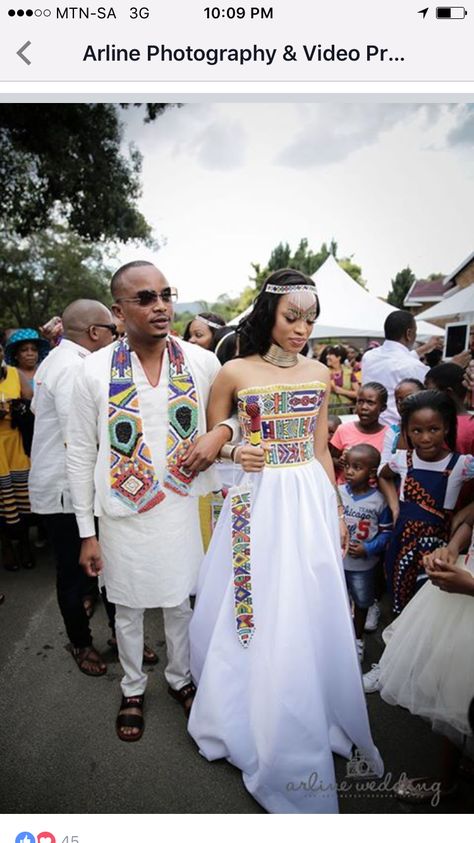 The beading is incredible Ndebele Wedding Dress, Wedding Garments, African Weddings, African Traditional Wedding Dress, African Wedding Attire, African Bride, Traditional Wedding Attire, African Traditional Wedding, Africa Dress