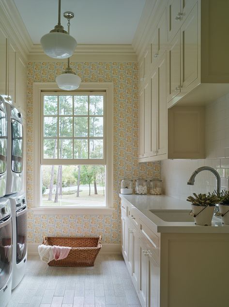 Cottage Laundry Room, Blue Laundry Rooms, White Laundry Rooms, Laundry Room Wallpaper, Mudroom Laundry Room, Laundry Room Inspiration, Laundry Mud Room, Hus Inspiration, Laundry Room Makeover