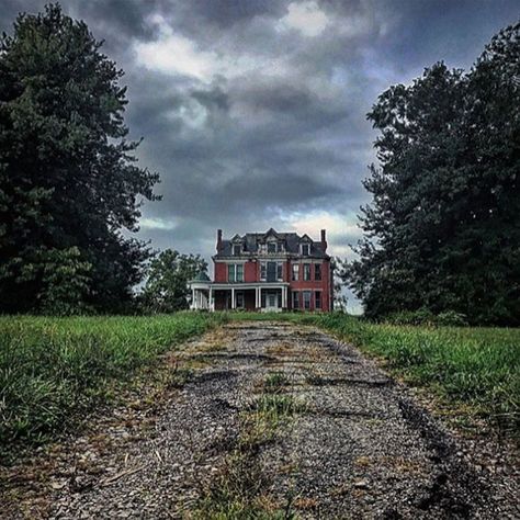 7. This <a href="https://img-aws.ehowcdn.com/700x/www.onlyinyourstate.com/kentucky/abandoned-mansion-ky/" target="_blank">abandoned mansion in Kentucky</a> mysteriously stands outside of Georgetown. Kentucky Attractions, Abandoned Plantations, Kentucky Travel, Abandoned Village, Abandoned Cities, Abandoned Property, Beautiful Ruins, Abandoned Mansion, Haunted History