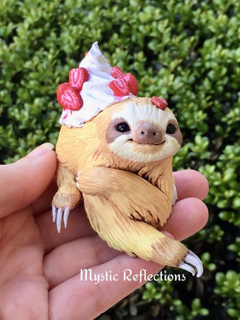 Cute Animal Clay Sculptures, Easy Animal Clay Sculpture, Clay Sloth, Polymer Clay Animals Sculptures & Statues, Clay Plant Creatures, Sloth Cake, Cute Dog Clay Sculpture, Sloth Art, Clay Things