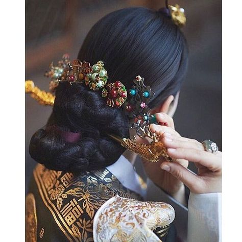 Traditional Korean Hairstyle, Korean Traditional Clothing, Traditional Hairstyle, Korean Accessories, Korean Traditional Dress, Korean Hanbok, Traditional Korean, Korean Art, Korean Fashion Trends