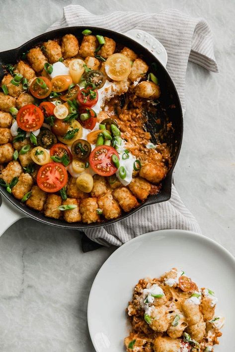 Cheeseburger Tater Tot Casserole: tastes just like a cheeseburger, topped with gooey cheese and a layer of crispy tater tots. Perfect for game day! Quick Summer Dinner Ideas, Easy Summer Dinner Ideas, Best Superbowl Food, Cheeseburger Tater Tot Casserole, Easy Summer Dinner, Summer Dinner Ideas, Broma Bakery, Easy Summer Dinners, Cheeseburger Casserole