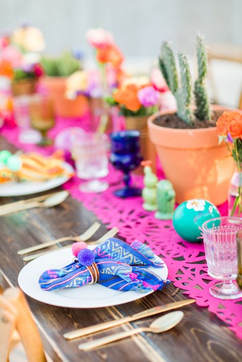 Mexican Table Setting, Mexican Brunch, Themed Wedding Ideas, Mexican Bridal Showers, Fiesta Table, Mexican Table, Setting Inspiration, Fiesta Bridal Shower, Cactus Wedding