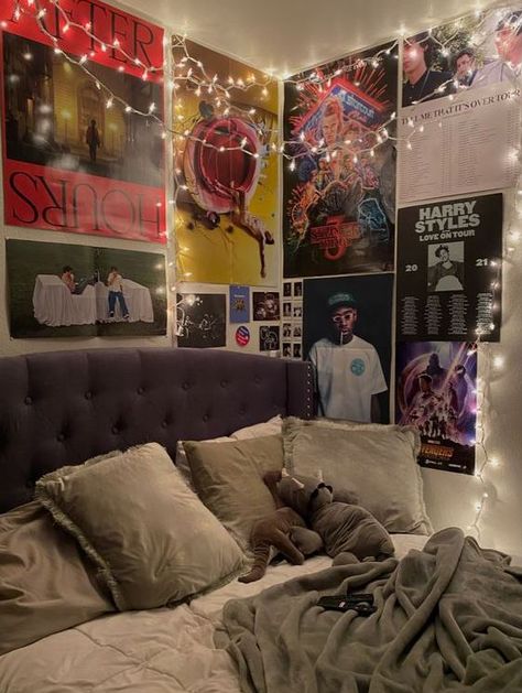 Room tour room inspo room inspiration bedroom decor posters aesthetic room aesthetic bedroom wall art cozy bedroom #chaoticroomaesthetic #grungeroom #dreamroom Ceiling Collage Bedroom, Room Ideas Aesthetic Street Style, Bedroom With Movie Posters, Posters On Roof Bedroom, Rap Room Aesthetic, Room Inspo Messy, Britpop Bedroom, Hiphop Bedroom, Sporty Room Aesthetic