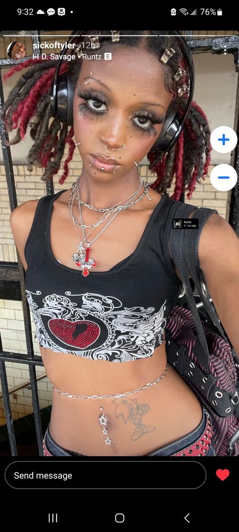 Alt Hairstyles Natural Hair, Poc Alt Hairstyles, Alt Girl Aesthetic Black Women, Alt Dreadlock Hairstyles, Goth With Locs, Emo Hairstyles Black Women, Y2k Dread Hairstyles, Alt Black Fashion, Scene Hair Black People