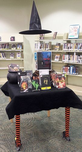 Schimelpfenig Library October 2014: Fright Night!!! Which horror movie will you watch? Check it out if you dare. www.planolibrary.org Fall Library Displays, Supply Table, Library Halloween, Halloween Library, Library Decorations, School Library Decor, School Library Displays, October Books, Teen Library