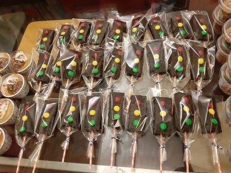 Brownie Traffic Lights, Traffic Light Brownies, Cosmic Brownies, Mini Brownies, Car Themed Parties, Light Snacks, Car Themes, Stop Light, Traffic Light