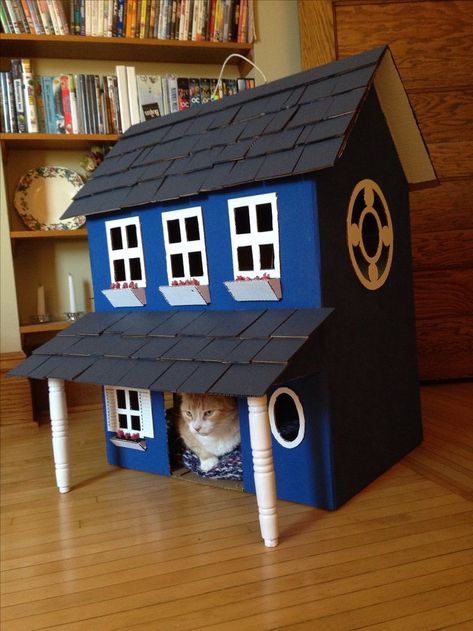 I made this cat house out of 2 cardboard boxes. Pallet Deck Diy, Katt Diy, Cat House Plans, Katt Grejer, Kat Diy, Cardboard Cat House, Cat Houses Indoor, Cat Houses, Diy Bird Bath