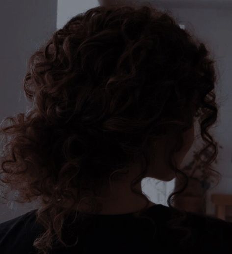 Faceless Girl Aesthetic Black, Wild Curly Hair, Kiara Carrera, Brown Curly Hair, Face Pictures, Black Curly Hair, Modern Disney, Story Board, Minimalist Wallpaper