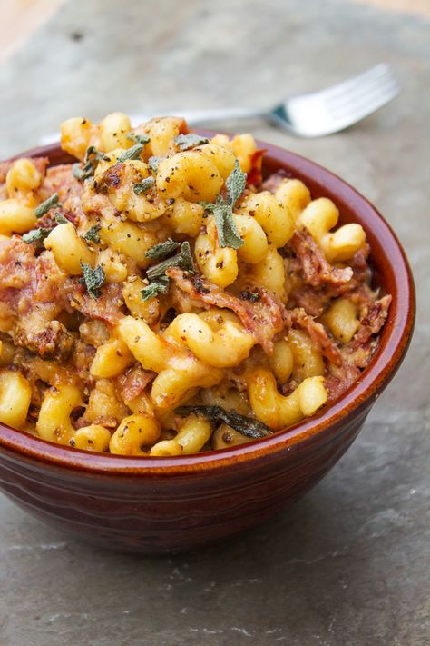 Italian Mac & Cheese | Horses & Heels | comfort food, pasta recipes Salami Recipes, Ultimate Comfort Food, Low Calorie Recipes, Cheese Recipes, Mac And Cheese, Om Nom, I Love Food, Pasta Dishes, Lasagna