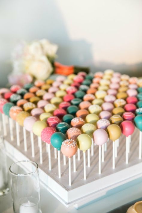 Colorful Cake Pops, Cake Pops Decorating Ideas, Cake Pops Designs, Cake Pops Wedding, Fun Cake Pops, Heart Themed Wedding, Starbucks Cake Pops, Tiktok Wedding, Macarons Cake