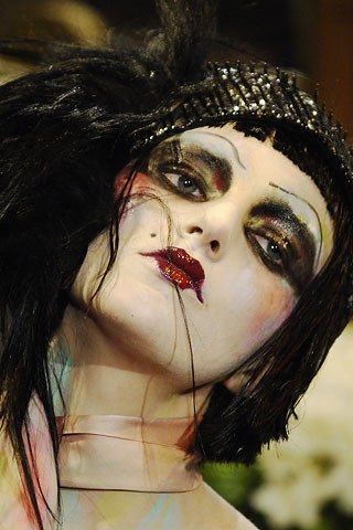 John Galliano Fall 2007 Ready-to-Wear collection, runway looks, beauty, models, and reviews. 1920s Makeup, Runway Makeup, Doll Makeup, Stage Makeup, Vintage Makeup, Foto Art, Editorial Makeup, John Galliano, Creative Makeup