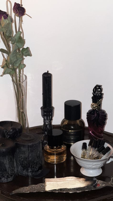 Vanity Aesthetic Dark, Dark Feminine Bedroom Aesthetic, Dark Academia Room Ideas, Light Goth, Spooky Home Decor, Crystal Room, Goth Home, Goth Home Decor, Vanity Room