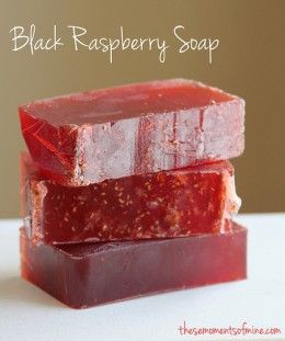 The Best Beginner Glycerin Soap Recipes On the Web - Tips on what to avoid! Glycerin Soap Recipe, Savon Diy, Săpunuri Handmade, Homemade Soap Recipes, Soap Maker, Diy Cosmetics, Homemade Bath Products, Glycerin Soap, Black Raspberry