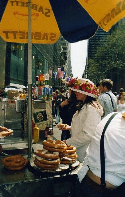 Queens Nyc, Voyage New York, Hot Dog Stand, New York Food, Empire State Of Mind, Nyc Street, Go To New York, Soft Pretzels, I Love Ny