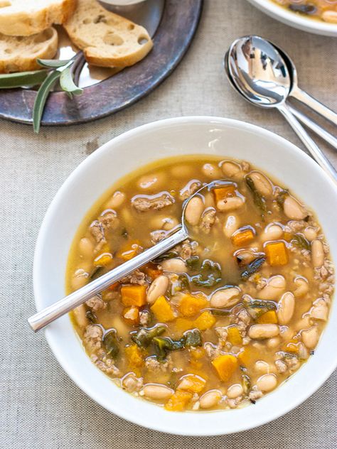 Easy roasted butternut squash recipe with turkey chili. Chili With White Beans, Turkey Soup Recipes, Best Butternut Squash Recipe, White Chili Recipe, Turkey Chilli, Lunch Easy, Turkey Soup Recipe, Recipe Lunch, Chili Recipe Turkey