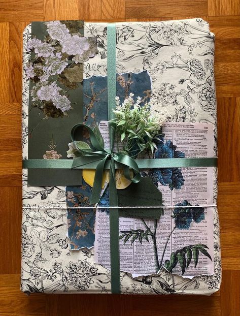 Collage Wrapping Paper, Blue Flowers Aesthetic, Aesthetic Wrapping, Gift Wrapping Inspiration, Handmade Packaging, Blue Florals, Flowers Aesthetic, Creative Gift Wrapping, Cute Christmas Gifts