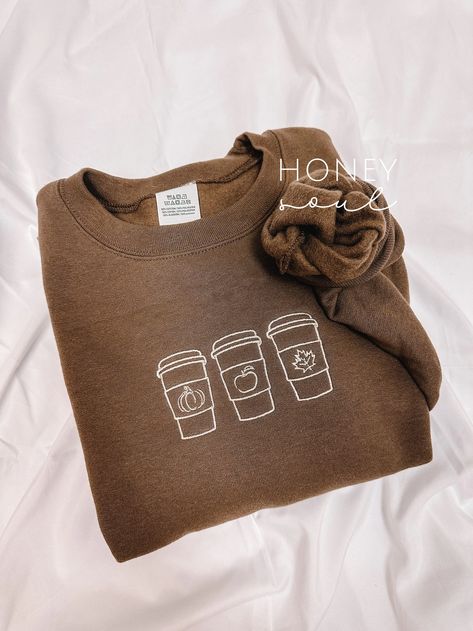 Embroidered Fall Coffee Cups Sweatshirt Fall Themed Crewneck Fall Apparel Sweatshirt Trendy Crewneck Faith Based Apparel - Etsy Cricut Sweatshirt, Cricut Sweatshirt Ideas, Motherhood University, Tshirt Aesthetic, Sweatshirt Ideas, Fall Crewneck, Fall Tshirt, Fall Apparel, Trendy Crewneck