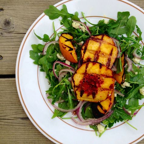 Peach Arugula Salad, 10 Minute Meals, Summer Produce, Baby Arugula, Grilled Peaches, Summer Salad Recipes, Arugula Salad, Summer Salad, Blue Cheese