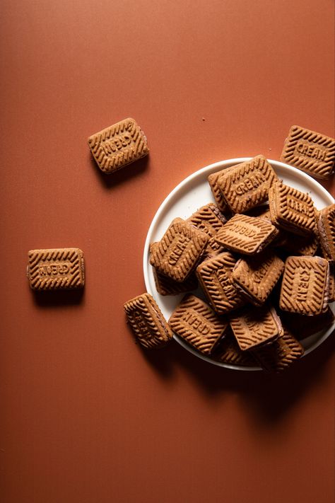 Biscuits Photography Food Styling, Product Shoot Ideas Food, Cookie Product Shoot, Cookies Product Shoot, Biscuit Product Photography, Food Product Shoot Ideas, Biscuit Photography Food Styling, Product Photography Ideas Food, Bakery Product Photography