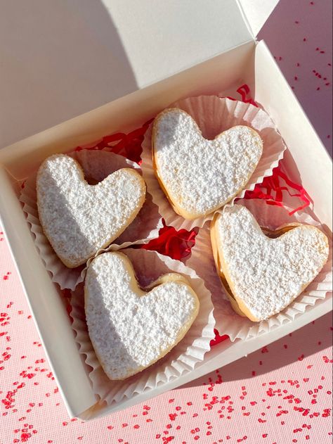 valentine’s day desserts ideas - alfajores Peruvian Alfajores Recipe, Valentines Day Desserts, Sweet Delights, Mini Heart, Wedding Desserts, Sweet Desserts, Valentine Day Gifts, Valentines Day, Valentines