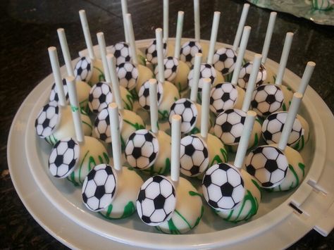 Cake Pops Football, Soccer Ball Cake Pops, Soccer Cake Pops, Football Cake Pops, Grass Cake, Football Themed Cakes, Soccer Ball Cake, Diy Cake Pops, Football Birthday Cake