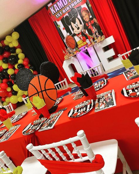 Basketball 1st Birthday, Mickey Mouse Basketball, Birthday Balloon Decoration, Bday Pics, 1st Birthday Balloons, Themed 1st Birthday, Diy Balloon Decorations, Diy Balloon, Birthday Balloon Decorations