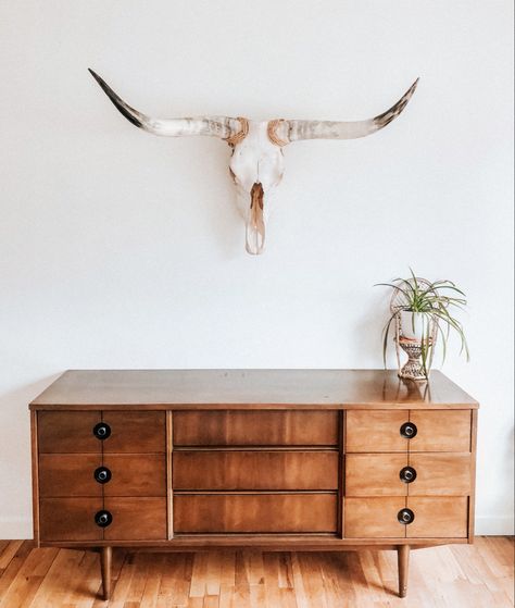 Modern Desert Office Decor, Soft Western Decor, Cow Skull Decor Bedroom, Mcm Western Decor, Cow Skull Living Room, Organic Western Decor, Coastal Western Bedroom, Minimal Western Bedroom, Simple Western Decor