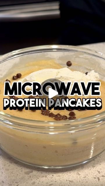 Hoss Sobhani - Online Fitness Coach on Instagram: "‼️🚨 MICROWAVE PROTEIN PANCAKES‼️🚨   INGREDIENTS:👇🏽   1 - egg 50g - 0% plain Greek yogurt  70ml - milk (I used almond cashew) 35g - flour  5g - sugar  25g - protein powder  1/2 tsp - baking powder   MACROS: 👇🏽(without toppings)  377 cals  34g carbs  8g fat 40g protein   INSTRUCTIONS: 👇🏽  -mix all ingredients in a microwave safe dish -add topping of your choice , I added light cool whip and semi sweet mini chocolate chips  -microwave for about 1.5 mins  -enjoy!  . . . #weightlossmeals #fatlossmeals #proteinrecipe #proteinbreakfast #proteinpancake #proteinpancakerecipe #microwaveproteinpancake" Microwave Protein Pancake, 40g Protein, Best Whey Protein Powder, Protein Powder Pancakes, Pumpkin Protein Pancakes, Heathy Snack, Best Whey Protein, Quick Protein, Microwave Eggs