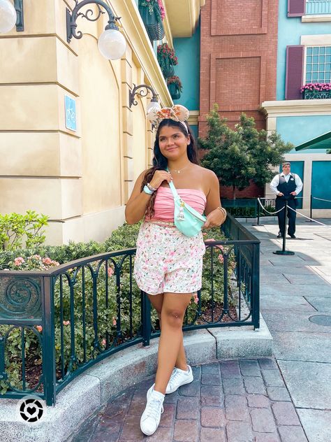 Flower And Garden Festival Epcot, Outfit Ideas Pastel, Disney Instagram Pictures, Epcot France, Epcot Outfit Ideas, Outfit Ideas Disney, Disney World Pictures Ideas, Epcot Outfit, Disney Outfit Ideas