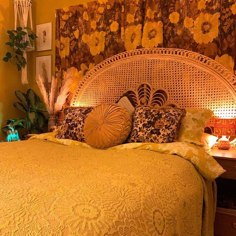 @vintage____visions on Instagram: “happy halloween!🎃#70saesthetic #70sart #retroart #kitsch #bohoismyjam #showmeyourboho #70s #kitschart #myvintagehome #my70shome…” Vintage Orange Bedroom, New York Bedroom Aesthetic, 1970s Bedding, 70s Bedrooms, 70s Room Aesthetic, 70s Style Bedroom, 70s Bed, 1970s Bedroom, Parent Room