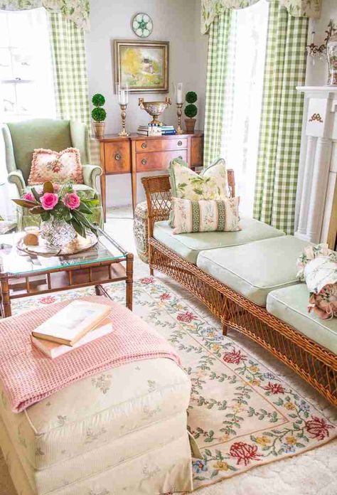 What Is Grandmillennial Style? Plus Decor Ideas You Can Try Grandmillenial Style Interiors, Decorate With Green, Grandmillennial Home, Granny Chic Decor, Estilo Cottage, Grandmillenial Style, Grandmillennial Style, Grand Millennial Style, Cottage Living Rooms