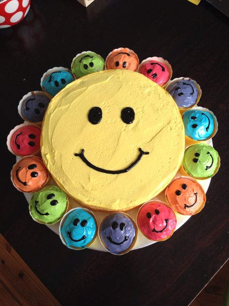 Smiley face cake Smile Cake Smiley Faces, Smiley Face Cake Aesthetic, Smiley Face Ice Cream Cake, Smily Face Cakes, Smiley Face Snacks, Smiley Face Cake Happy Birthday, Smiley Face Cupcake Cake, Smiley Face Party Ideas, First Birthday Smiley Face