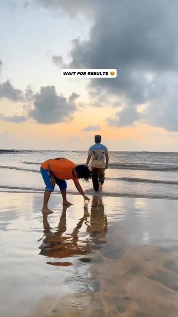 ɪɴsᴛᴀ ᴘʜᴏᴛᴏɢʀᴀᴘʜᴇʀ ʜᴜʙ™ |5ᴍ on Instagram: "Slow-Mo Walking Video Ideas at Beach 📲🏖️ TAG a FRIEND you would do this VIDEO with 👇🏼 By @ur_smartmaker . Follow us for more !! . Copyright ©️ issues please text or mail us to remove your content 🙏🏻 ____ #reels #photography #mobilephotography #video #mobilevideography #videography #beach #slowmotion #walk #sunset #reelsinstagram #trending #explore" Beach Video Ideas, Video Ideas On Beach, Juhu Beach Mumbai Video, Walking Beach Sea Video, Walking On The Beach Video Aesthetic, Mobile Photography, Walking, Photography