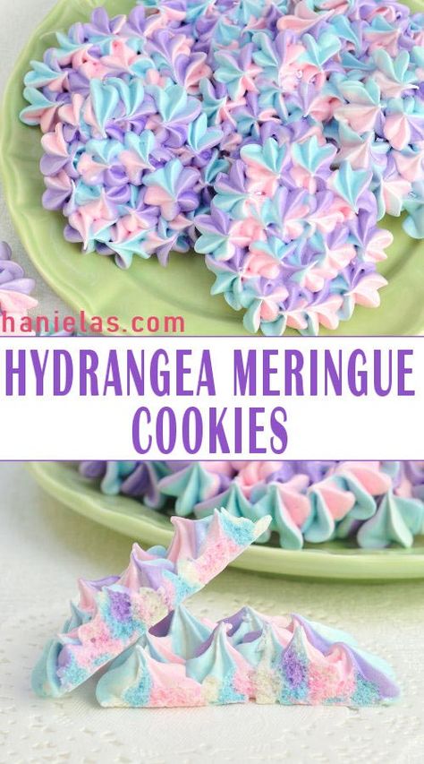 How to make pretty Hydrangea Meringue Cookies. Video and tips on how to make meringues. Meringue Pops Ideas, Meringue Pops Recipes, Cute Meringue Cookies, Merengue Pops, Merengue Cookies, Pastel Hydrangea, Mothers Day Cake Ideas Simple, Meringue Pops, Mothers Day Cake Ideas